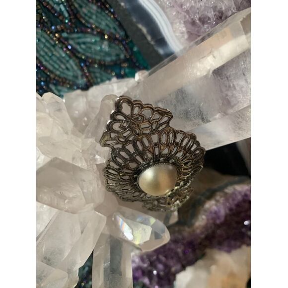 Vintage Filigree on Metal and Pearl cabochon Brooch, Unmarked - Picture 2 of 3